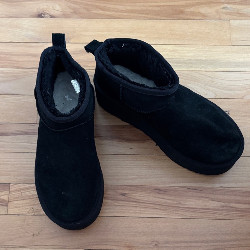 UGG MINI PLATFORM Black Boots